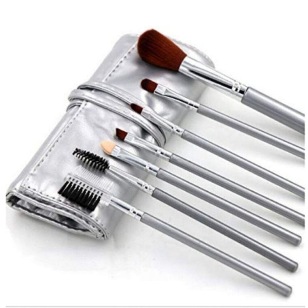 New 7 Piece Make Up Brush Set with Travel Case. NWOT